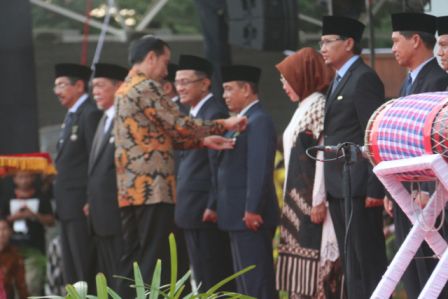 Bupati Pelalawan Terima Penghargaan Satya Lencana Pembangunan